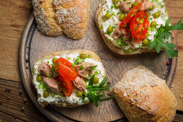 Sandwiches made of cottage cheese, tuna and peas