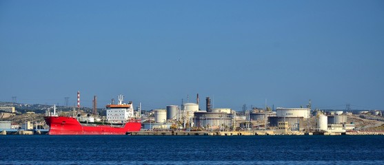 Fototapeta premium PETROLIER ET RAFFINERIE DE PETROLE