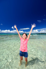 南国沖縄のビーチで遊ぶ女の子