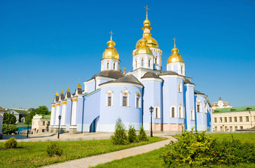 Fototapeta na wymiar Świętego Michała Archanioła o Złotych Kopułach Cathedral w Kijowie