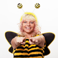 Biene Maja zeigt mit dem Finger