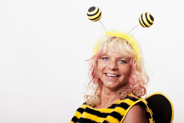 Frau im Bienenkostüm