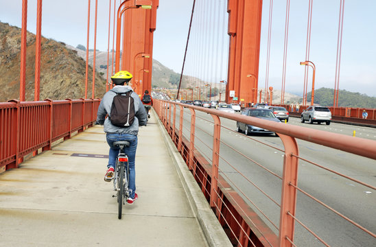 Cyicling in the Golden Gate bridge, San Francisco, Usa