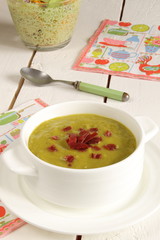 Puré de verduras con jamón y ensalada