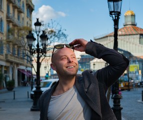 Naklejka premium Smiling middle-aged man wearing jacket outdoors
