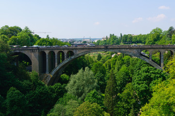 Fototapeta na wymiar Pont Adolphe w mieście Luksemburg