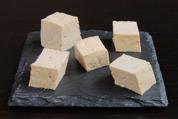 Cubos de tofu natural