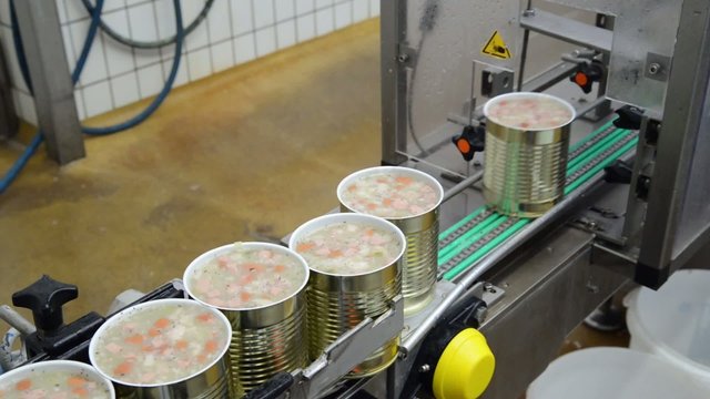 Lebensmittelindustrie Fliessband // Industrial food production
