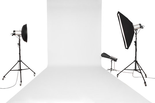 Fotostudio Set mit Studioblitzen und wei&szlig;en Hintergrund