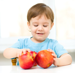 Fototapeta na wymiar Portret szczęśliwy mały chłopiec z jabłek