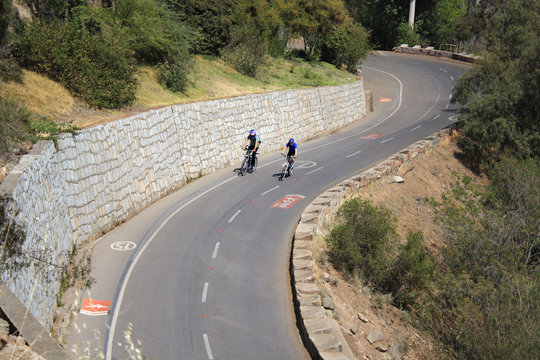 Ciclistas en la calle de un cerro