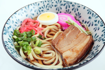 沖縄伝統料理の三枚肉そば