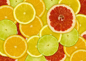 Tuinposter Abstracte achtergrond met plakjes citrusvruchten © macrowildlife