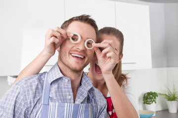 Zwiebelringe - junges Paar in der Küche