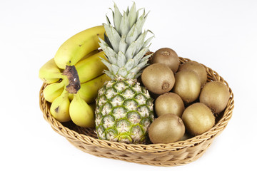 Korb mit Bananen, Ananas und Kiwis