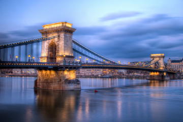 Obraz premium Chain Bridge, Budapest in the blue hour