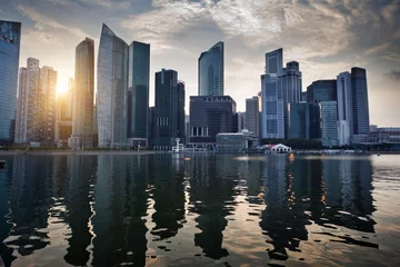 Gordijnen Singapore-stad in zonsondergangtijd © Iakov Kalinin