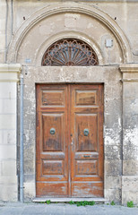 Fototapeta na wymiar stare drzwi w śródmieściu