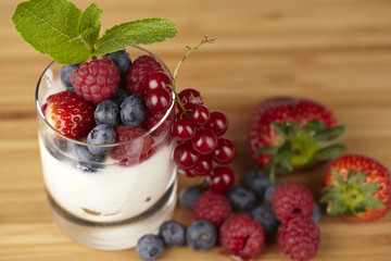 Joghurt mit Beeren und Pfefferminzzweig