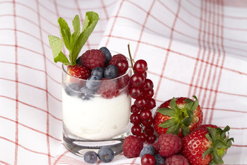 Joghurt mit Beeren und Pfefferminzzweig