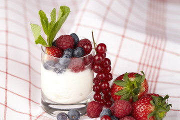 Joghurt mit Beeren und Pfefferminzzweig