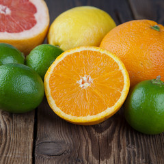 Fototapeta na wymiar Orange mit Frucht-Mix auf Holz II