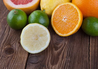 Fototapeta na wymiar Zitrone mit Frucht-Mix auf Holz II