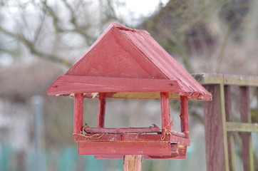Drewniany domek dla ptaszków w ogrodzie - obrazy, fototapety, plakaty