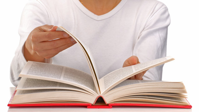 Mujer leyendo un libro en fondo blanco.