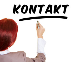 Frau schreibt Kontakt mit Stift