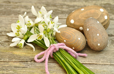 Fototapeta premium Schneeglöckchen und Holzeier