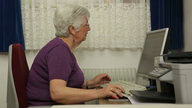 Seniorin am PC