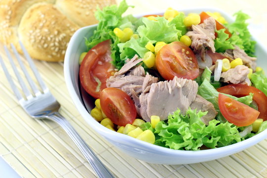 Vegetable salad with tuna
