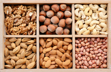 Nut mix in wooden box - walnut, almond, hazelnut, cashew and pea - 51209855