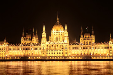 Fototapeta na wymiar the parliament building in Budapest