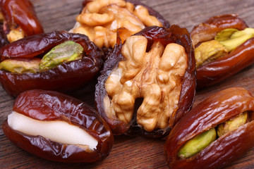 Datteln, Walnuss, Pistazie, Mandeln - gesunder Snack