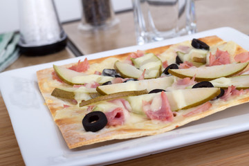 pear and ham pizza