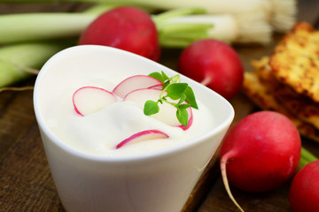 Kräuterquark mit Radieschen