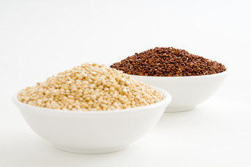 Roter und weißer Quinoa