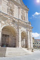 Fototapeta na wymiar Duomo i słońce