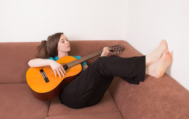 Junge Frau spielt Gitarre