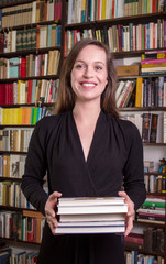 Junge Frau mit Büchern