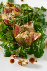 Überbackene Feigen auf Feldsalat