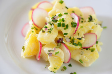 Salat aus Kartoffeln, Radieschen und Schnittlauch