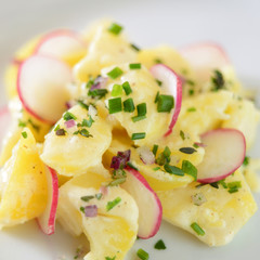 Close-up eines Kartoffel-Radies-Salates