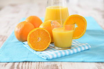 Orangen mit frisch gepresstem Saft