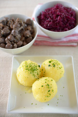 Thüringer Klöße mit veganem Soja-Pilz-Gulasch und Rotkraut