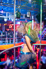 Obraz na płótnie Canvas Kobieta tańczy w nocnym klubie.