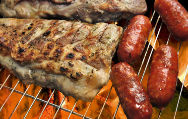 Costillas y chorizos en barbacoa.