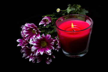 Obraz na płótnie Canvas Spa red candle and pink chrysanthemum